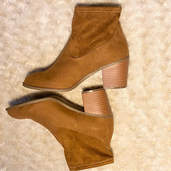 Boots // - Picture 2 of 9